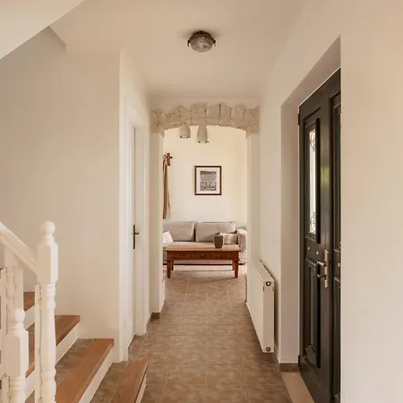 Haris * أرغوستولي