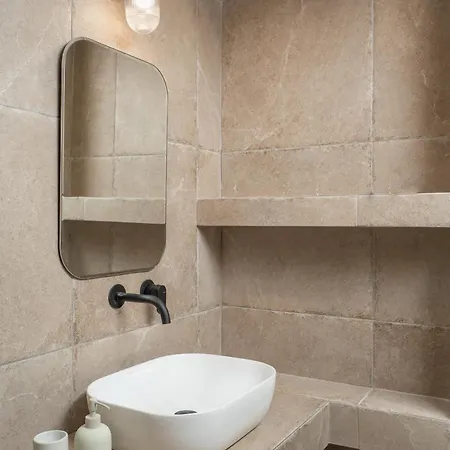 فيلة Haris أرغوستولي